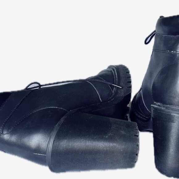 EUC Dr. Martens Averil Black Leather Heeled Ankle Bootie Sz 10 - Picture 7 of 9